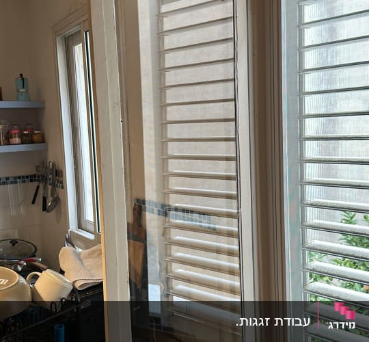 כנף חלון עץ לבנה עם זכוכית שקופה לאחר תיקון או החלפה